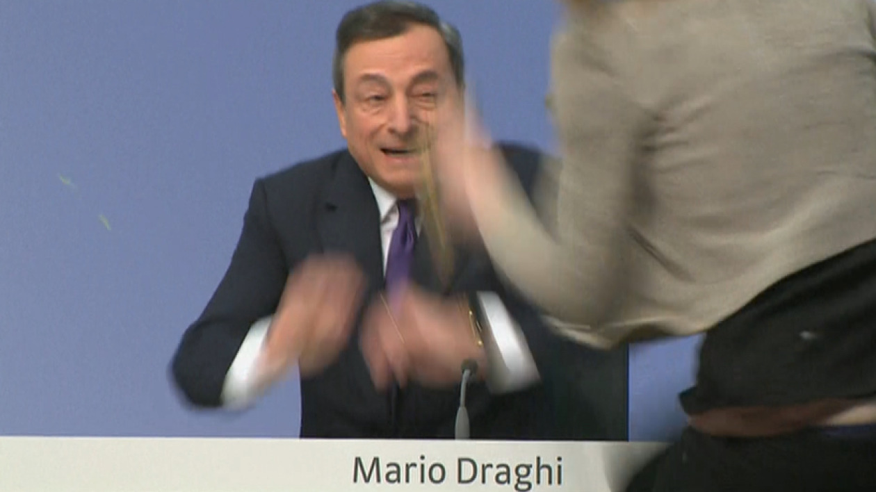 Wskoczyła na stół i przerwała konferencję Super Mario. "Koniec z dyktaturą EBC"